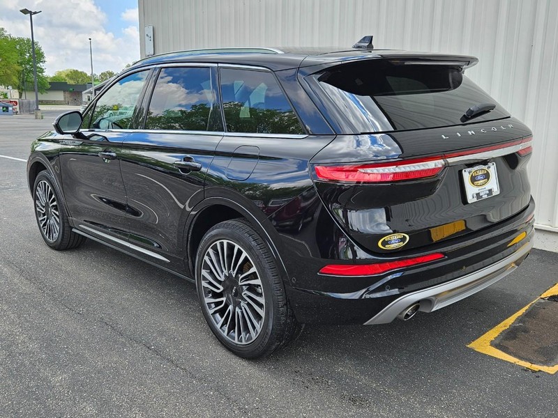 Lincoln Corsair Vehicle Full-screen Gallery Image 3