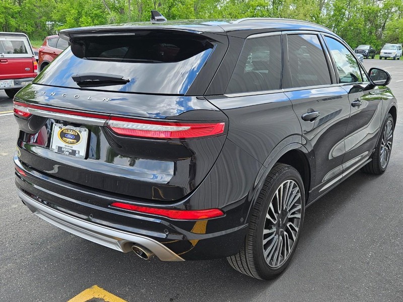 Lincoln Corsair Vehicle Full-screen Gallery Image 6