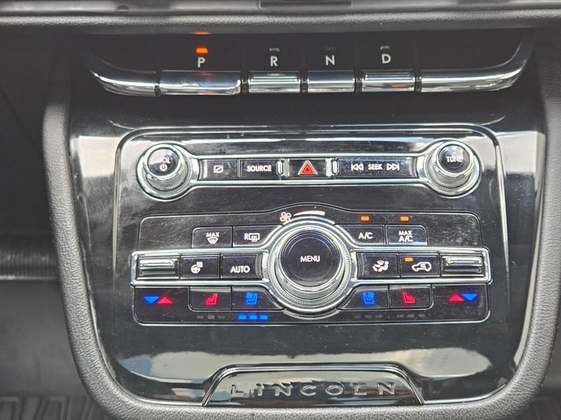 Lincoln Corsair Vehicle Full-screen Gallery Image 12