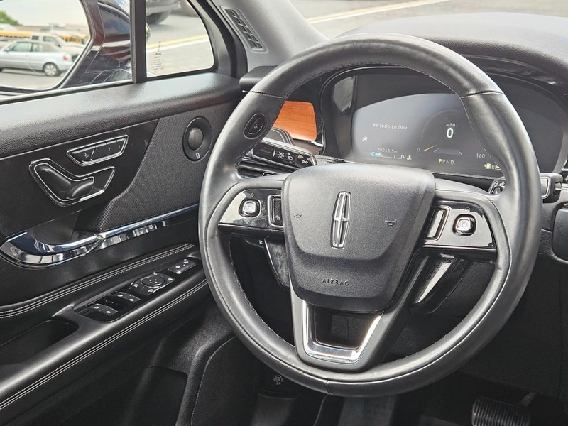 Lincoln Corsair Vehicle Full-screen Gallery Image 13