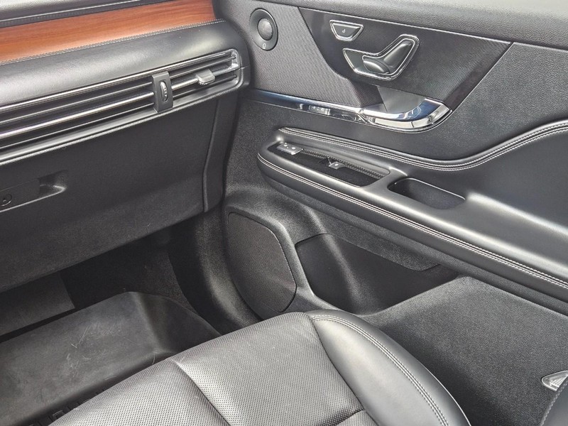 Lincoln Corsair Vehicle Full-screen Gallery Image 14