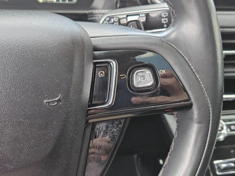 Lincoln Corsair Vehicle Full-screen Gallery Image 17