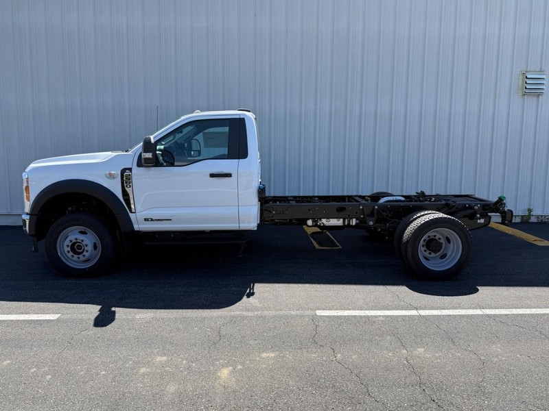 Ford Super Duty F-550 DRW Vehicle Full-screen Gallery Image 2