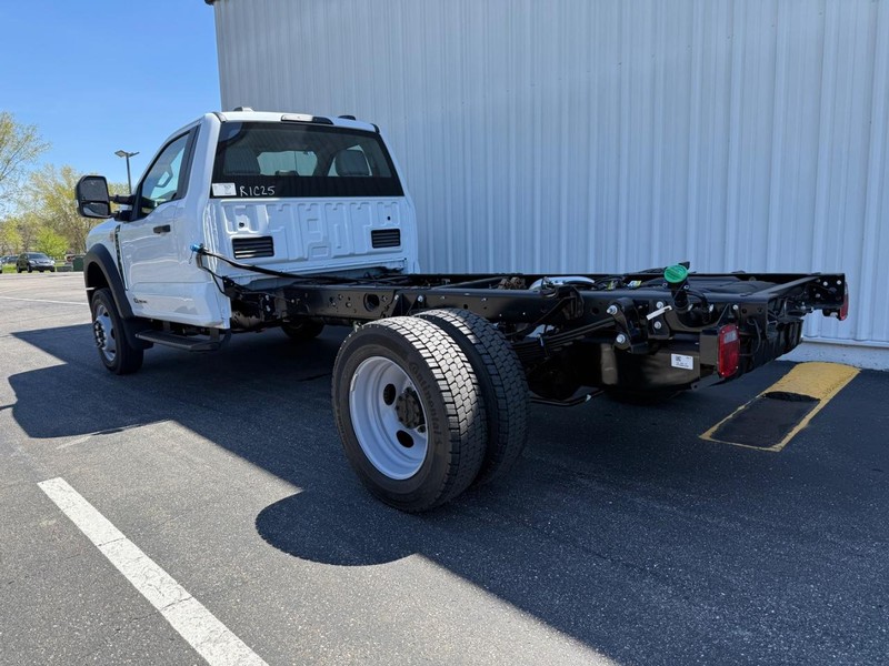 Ford Super Duty F-550 DRW Vehicle Full-screen Gallery Image 3