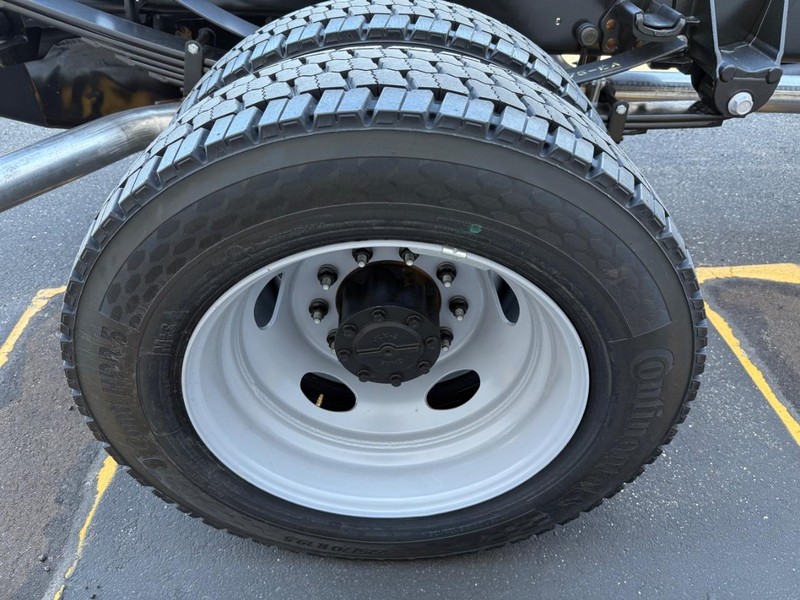 Ford Super Duty F-550 DRW Vehicle Full-screen Gallery Image 4