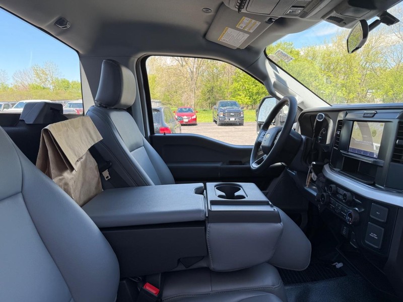 Ford Super Duty F-550 DRW Vehicle Full-screen Gallery Image 5