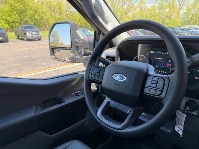 Ford Super Duty F-550 DRW Vehicle Full-screen Gallery Image 8