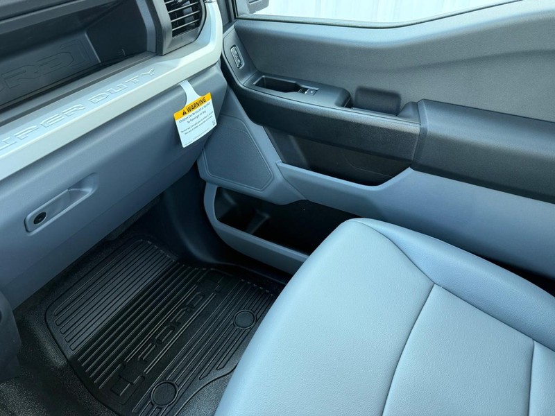 Ford Super Duty F-550 DRW Vehicle Full-screen Gallery Image 9