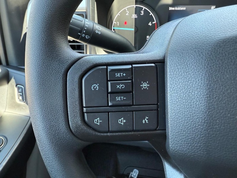 Ford Super Duty F-550 DRW Vehicle Full-screen Gallery Image 10