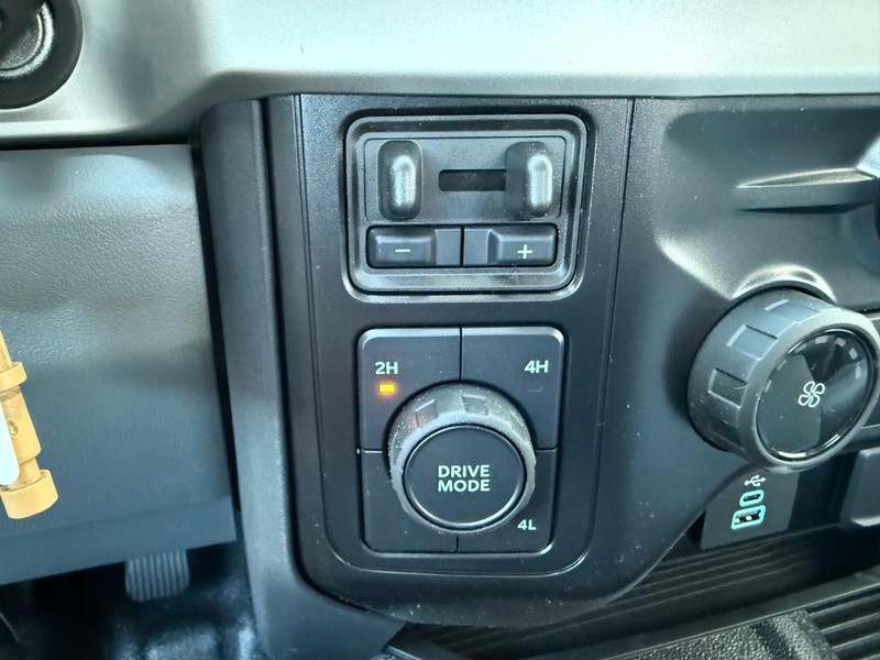 Ford Super Duty F-550 DRW Vehicle Full-screen Gallery Image 12