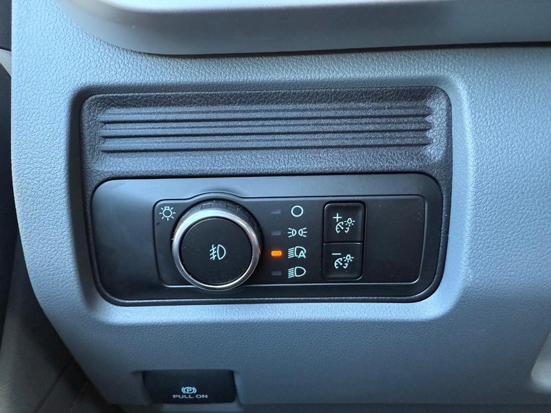 Ford Super Duty F-550 DRW Vehicle Full-screen Gallery Image 13