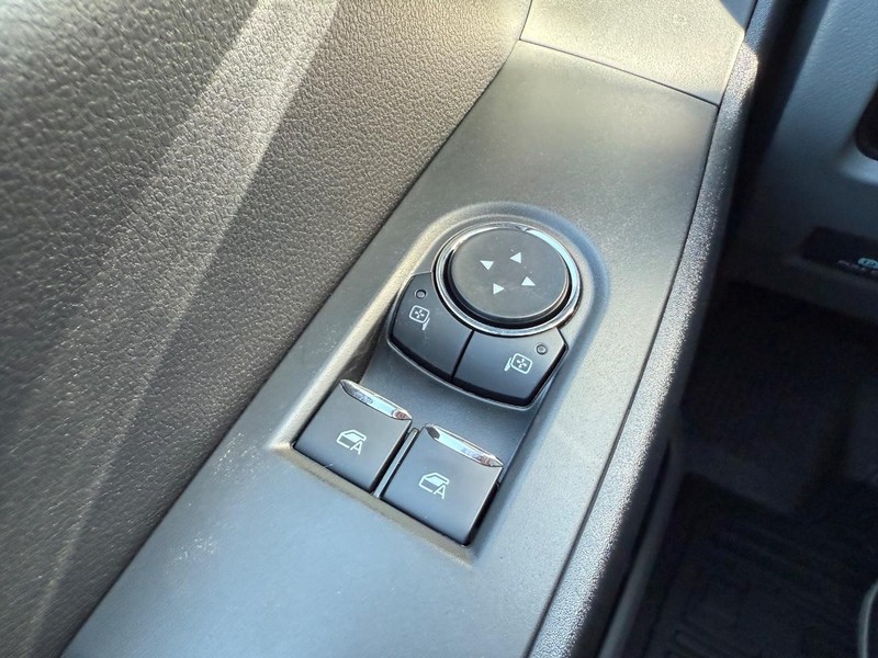 Ford Super Duty F-550 DRW Vehicle Full-screen Gallery Image 14