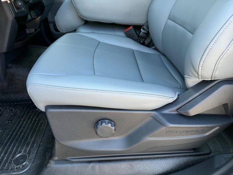 Ford Super Duty F-550 DRW Vehicle Full-screen Gallery Image 15