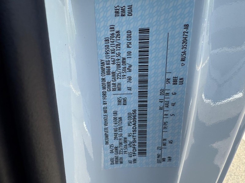 Ford Super Duty F-550 DRW Vehicle Full-screen Gallery Image 16