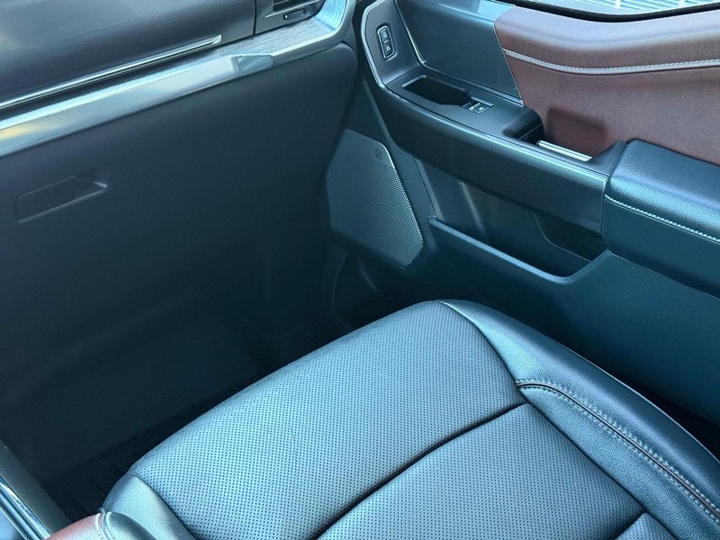 Ford F-150 Vehicle Full-screen Gallery Image 14