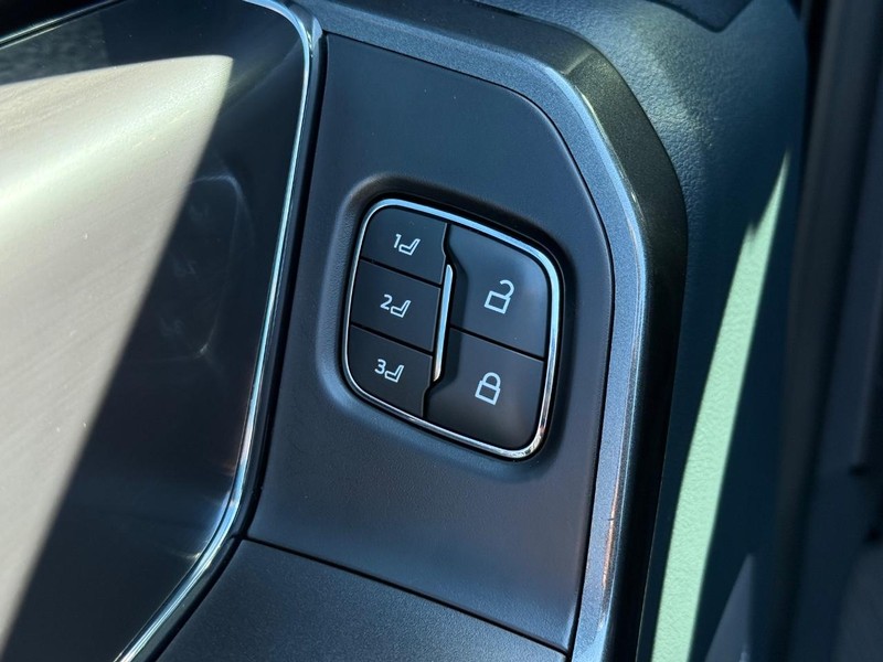 Ford F-150 Vehicle Full-screen Gallery Image 21