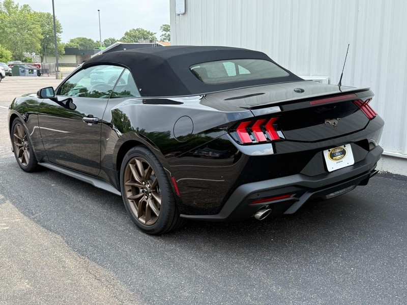 Ford Mustang Vehicle Full-screen Gallery Image 3