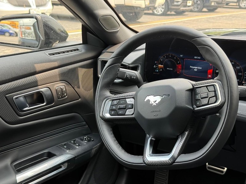 Ford Mustang Vehicle Full-screen Gallery Image 9