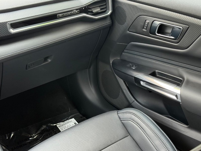 Ford Mustang Vehicle Full-screen Gallery Image 10