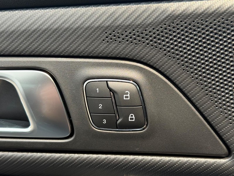 Ford Mustang Vehicle Full-screen Gallery Image 11