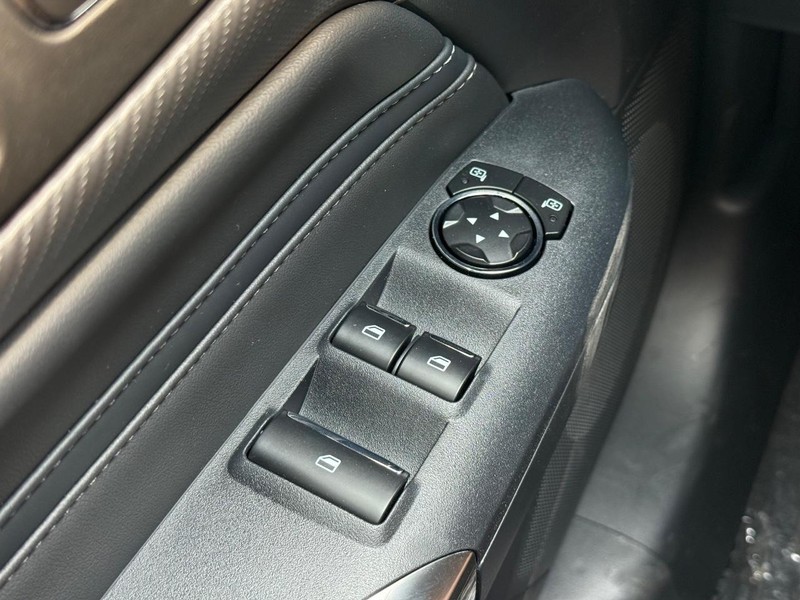 Ford Mustang Vehicle Full-screen Gallery Image 16