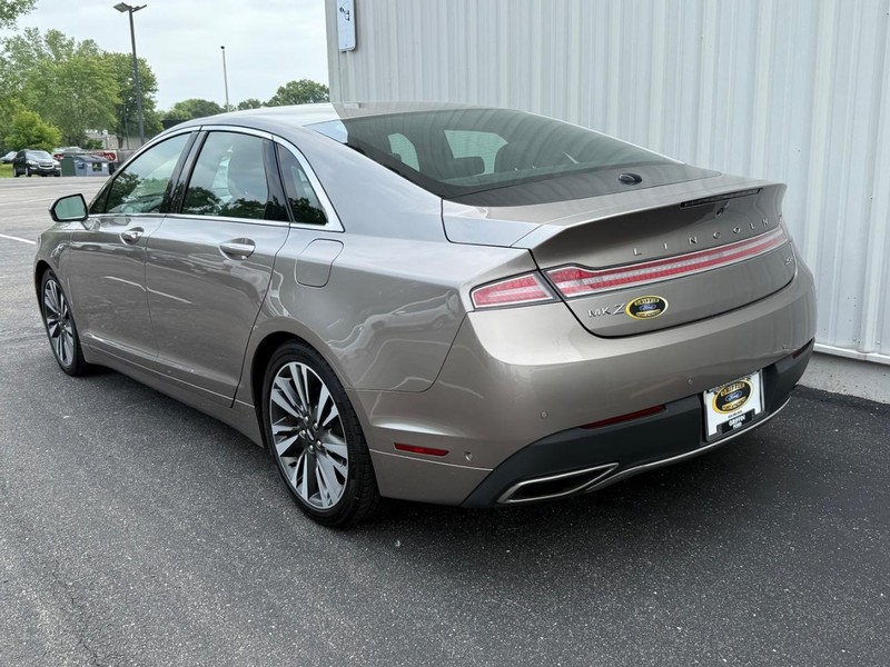 Lincoln MKZ Vehicle Full-screen Gallery Image 3