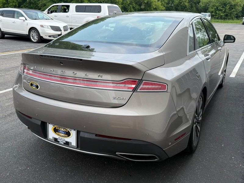 Lincoln MKZ Vehicle Full-screen Gallery Image 5