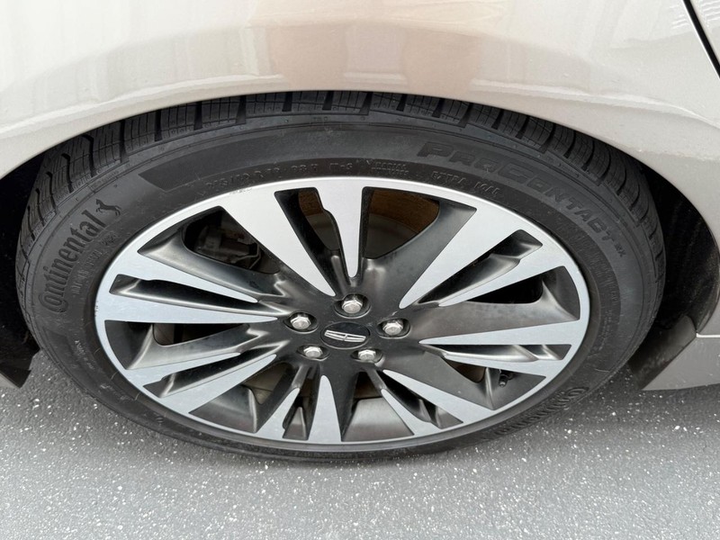 Lincoln MKZ Vehicle Full-screen Gallery Image 6