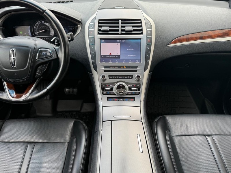 Lincoln MKZ Vehicle Full-screen Gallery Image 9