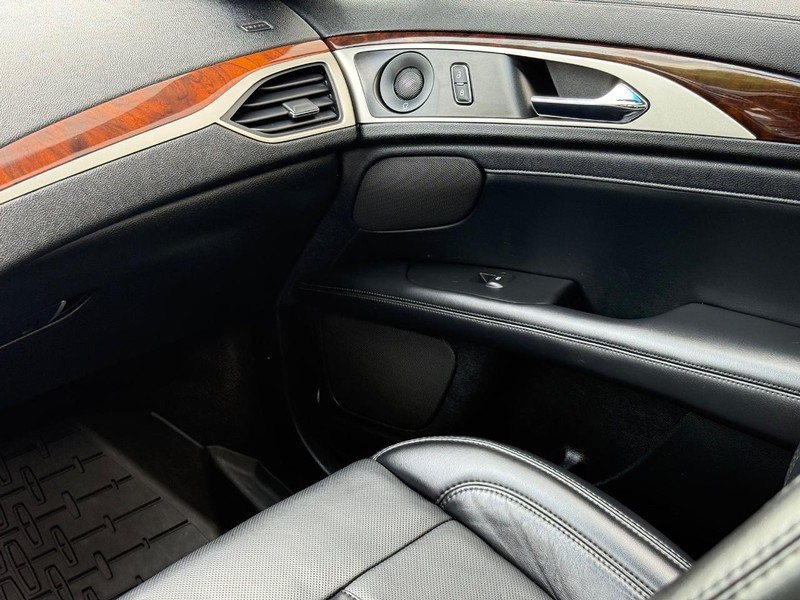 Lincoln MKZ Vehicle Full-screen Gallery Image 13
