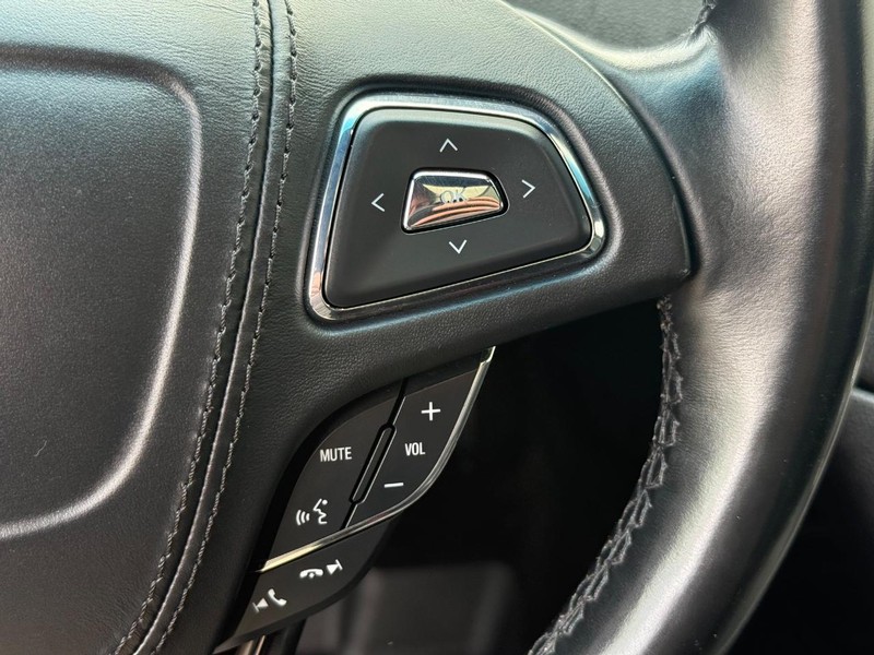 Lincoln MKZ Vehicle Full-screen Gallery Image 16