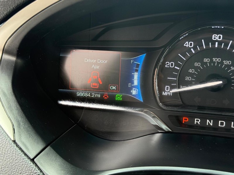 Lincoln MKZ Vehicle Full-screen Gallery Image 17