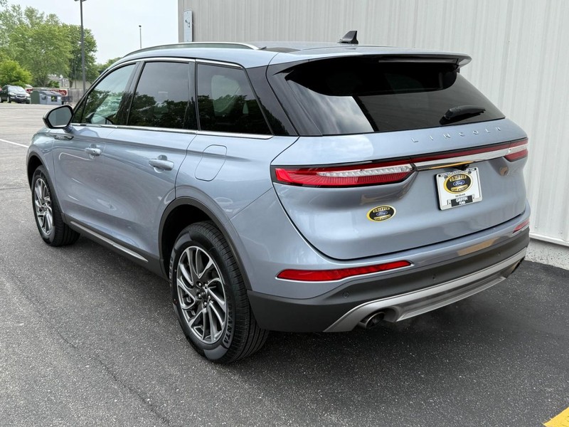 Lincoln Corsair Vehicle Full-screen Gallery Image 3