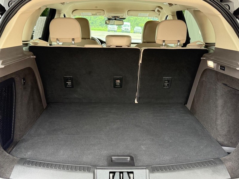 Lincoln Corsair Vehicle Full-screen Gallery Image 5