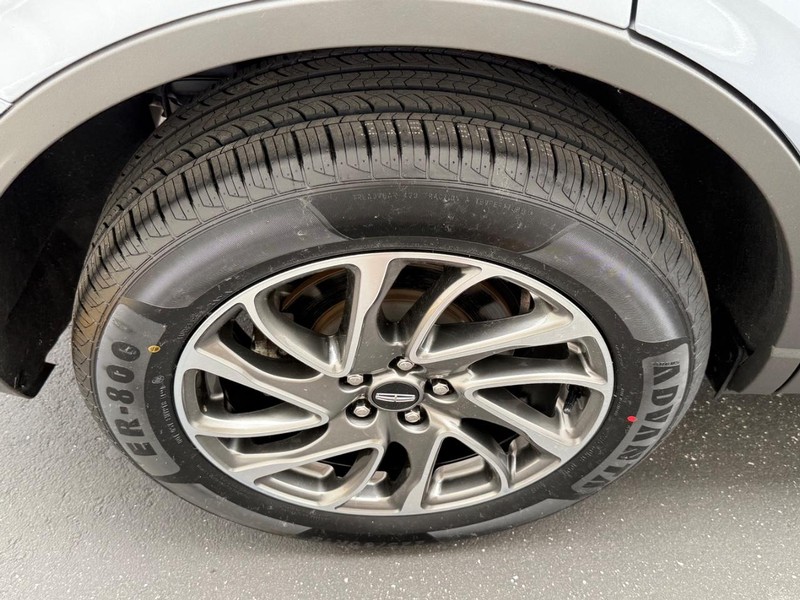 Lincoln Corsair Vehicle Full-screen Gallery Image 7