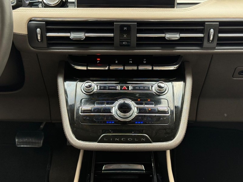 Lincoln Corsair Vehicle Full-screen Gallery Image 12