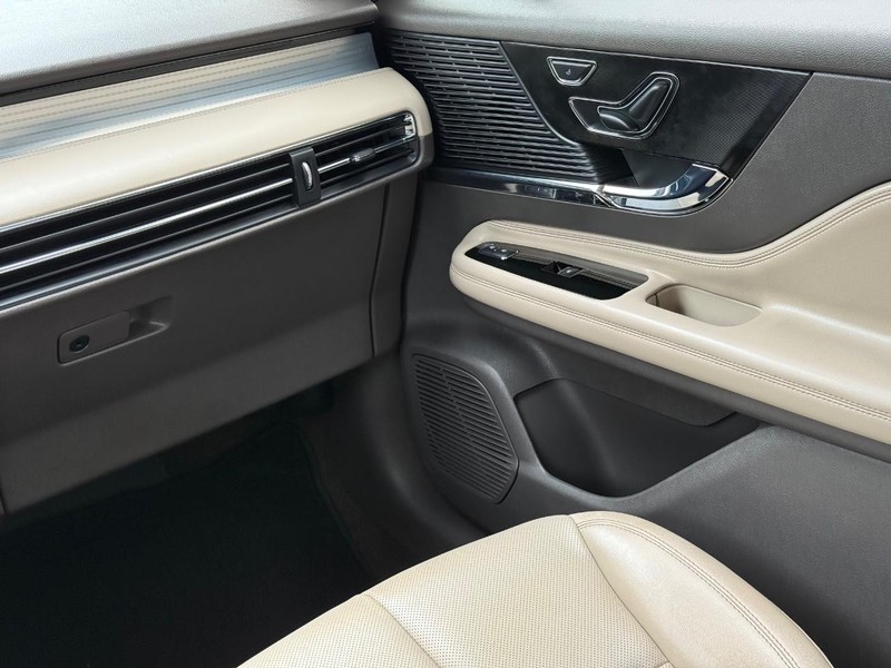 Lincoln Corsair Vehicle Full-screen Gallery Image 14