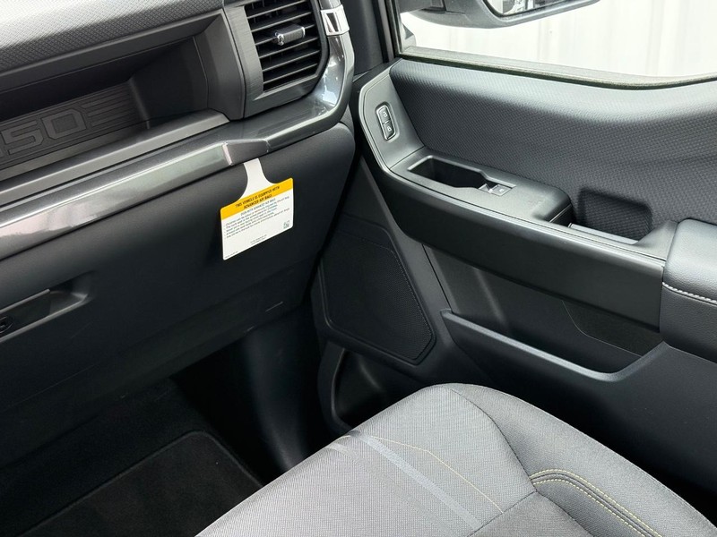 Ford F-150 Vehicle Full-screen Gallery Image 9