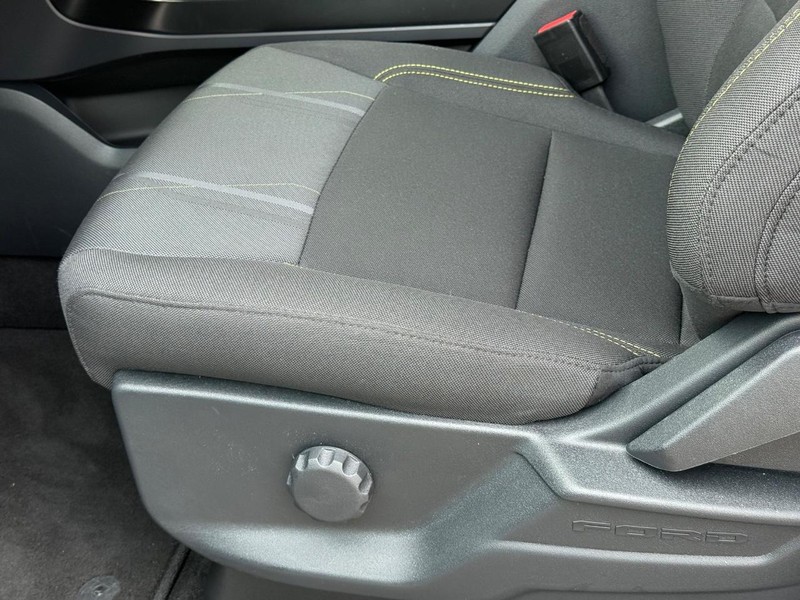 Ford F-150 Vehicle Full-screen Gallery Image 15