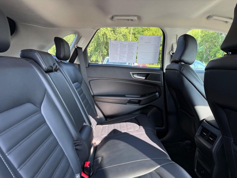 Ford Edge Vehicle Full-screen Gallery Image 09