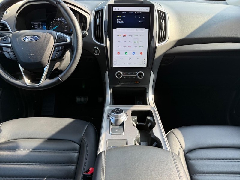 Ford Edge Vehicle Full-screen Gallery Image 10