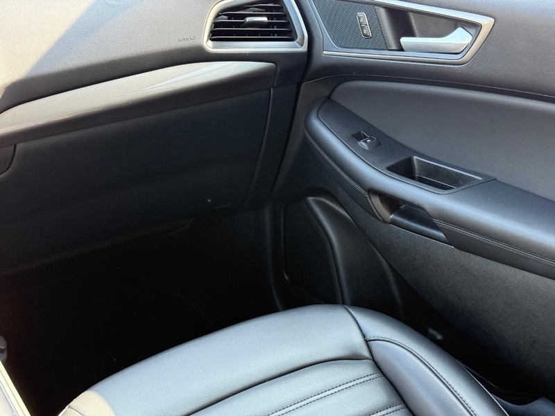 Ford Edge Vehicle Full-screen Gallery Image 14