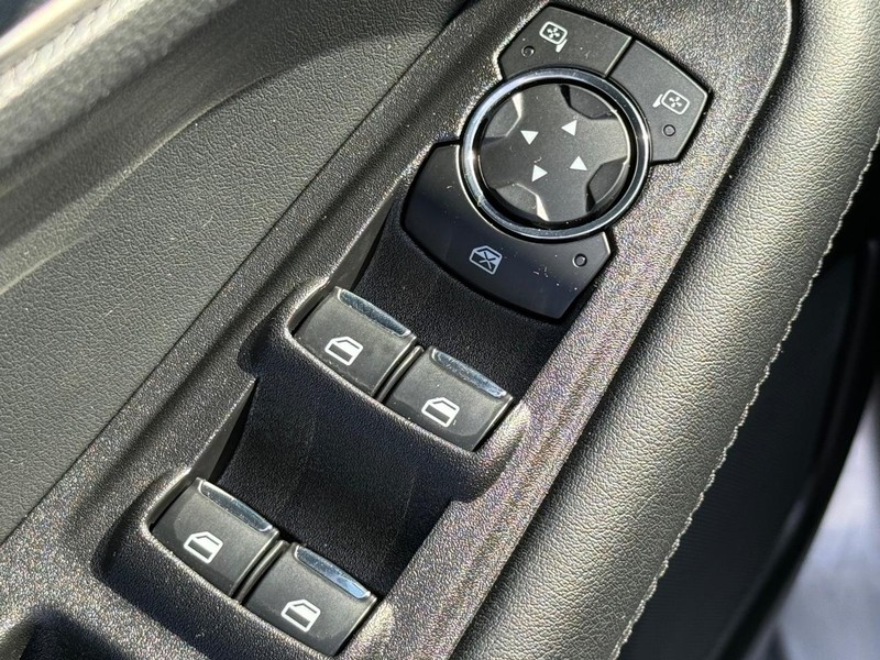 Ford Edge Vehicle Full-screen Gallery Image 20