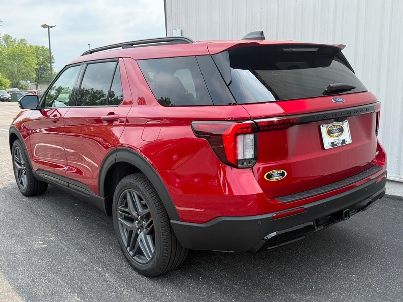 Ford Explorer Vehicle Full-screen Gallery Image 3