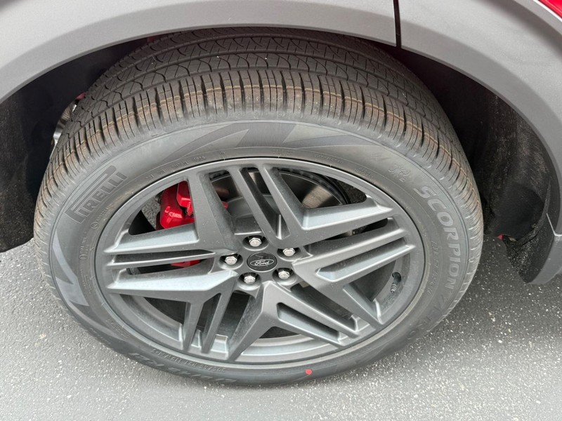 Ford Explorer Vehicle Full-screen Gallery Image 4