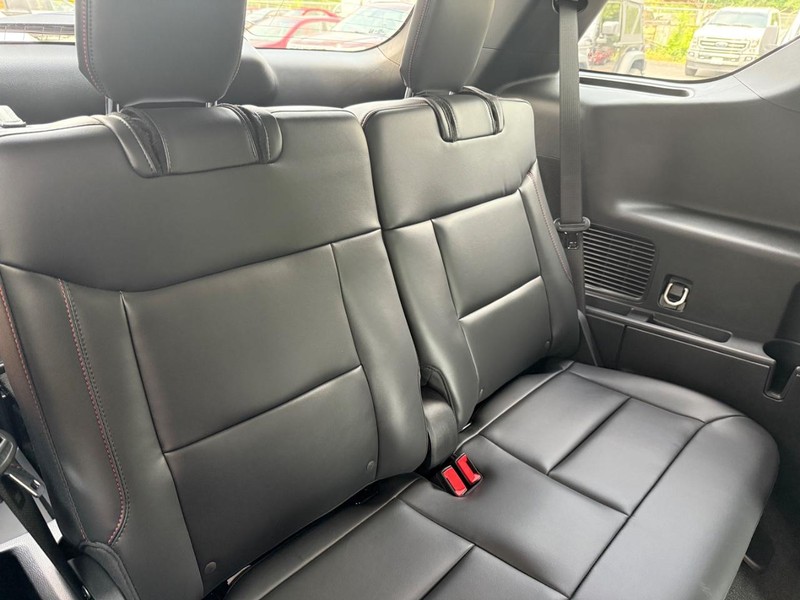 Ford Explorer Vehicle Full-screen Gallery Image 5