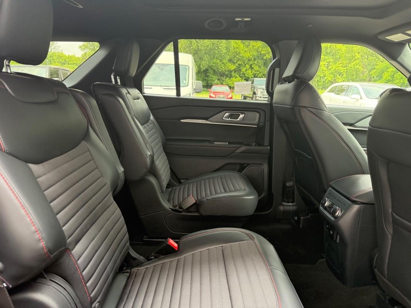 Ford Explorer Vehicle Full-screen Gallery Image 6