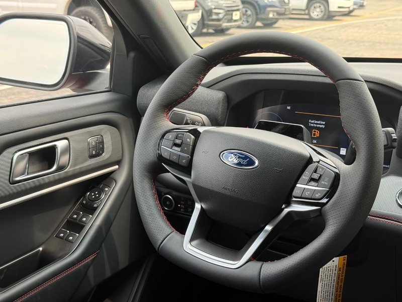 Ford Explorer Vehicle Full-screen Gallery Image 10