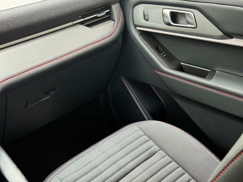 Ford Explorer Vehicle Full-screen Gallery Image 11