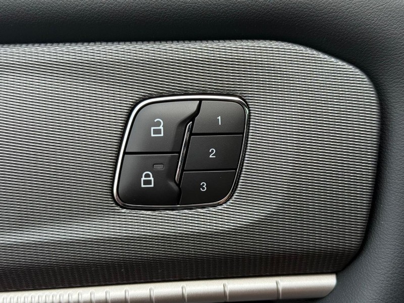 Ford Explorer Vehicle Full-screen Gallery Image 12